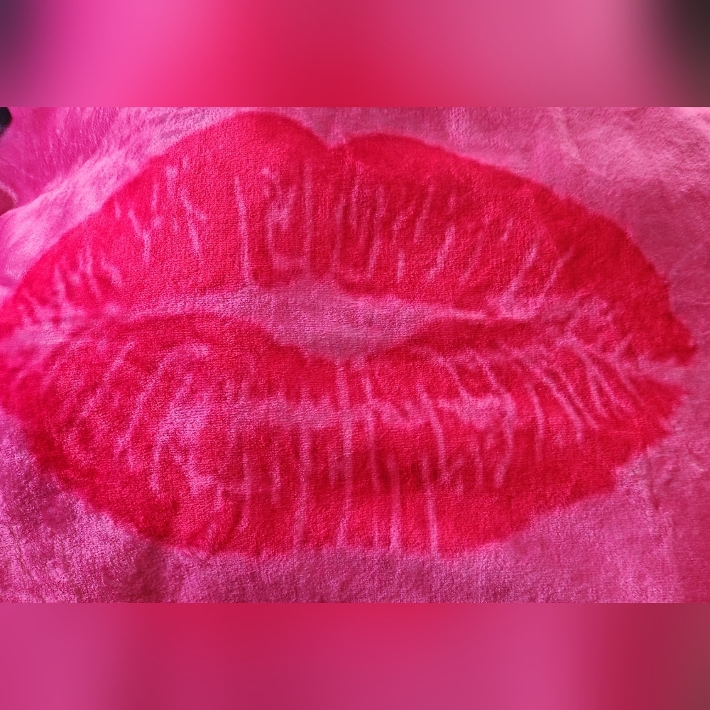 Mean Girls Pink Burn Book 50” X 60” Fleece Blanket New - Picture 3 of 4